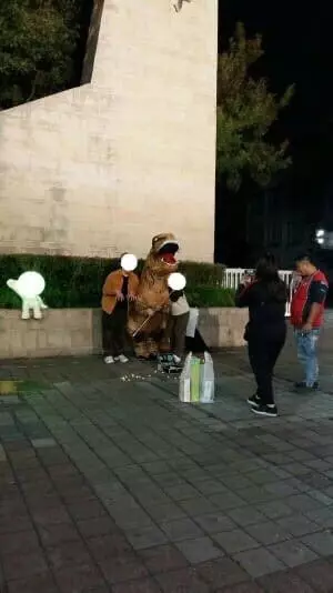 16歲女生賺學費夜巿扮恐龍 竟莫名遭人毆打濺血