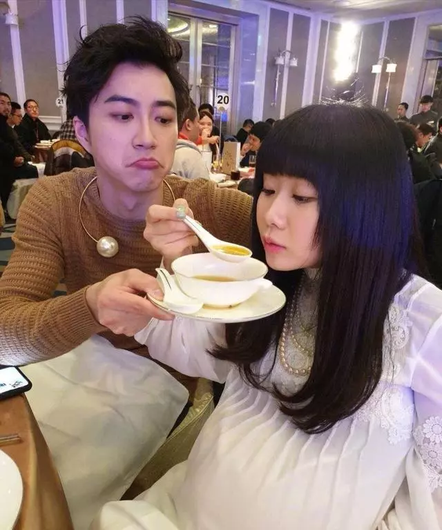 福原愛陪老公吃尾牙,孕肚大得嚇人,無法貼桌吃飯,老公江宏傑全程餵飯超甜蜜!