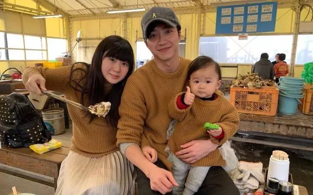 福原愛陪老公吃尾牙,孕肚大得嚇人,無法貼桌吃飯,老公江宏傑全程餵飯超甜蜜!