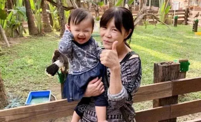 福原愛陪老公吃尾牙,孕肚大得嚇人,無法貼桌吃飯,老公江宏傑全程餵飯超甜蜜!