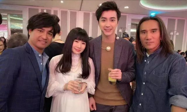 福原愛陪老公吃尾牙,孕肚大得嚇人,無法貼桌吃飯,老公江宏傑全程餵飯超甜蜜!
