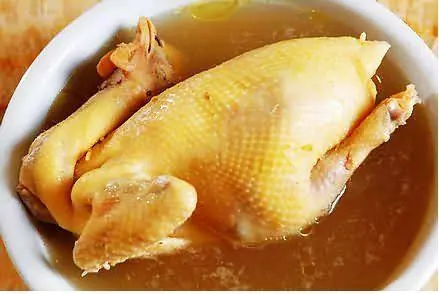 我坐月子,婆婆給我煲滋補雞湯,看了一眼煲,我把雞湯潑在她身上!