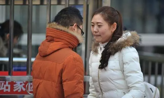 和男友同居2年,他從不出錢交房租水電,我要分手他卻指著床底讓我看