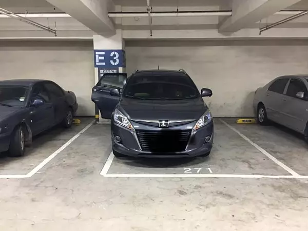 影/老婆笑他笨「車怎麼停這樣」!老司機秒暴動 狂讚車主專業:聰明人都會