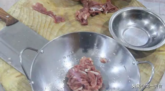 富貴肉絲,學會這個技巧,肉絲滑嫩入味,一大盤子上桌就光碟