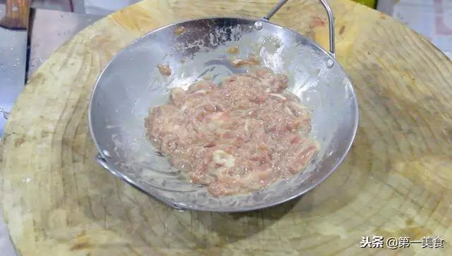 富貴肉絲,學會這個技巧,肉絲滑嫩入味,一大盤子上桌就光碟