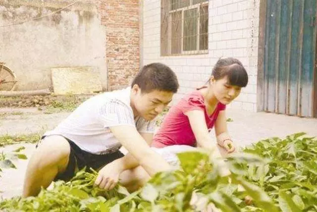 女兒回娘家借錢,母親卻分文不借!忘拿圍巾返回,走到家門口才知母親有多愛她!