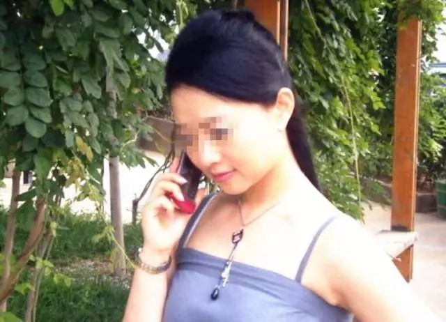 女兒回娘家借錢,母親卻分文不借!忘拿圍巾返回,走到家門口才知母親有多愛她!
