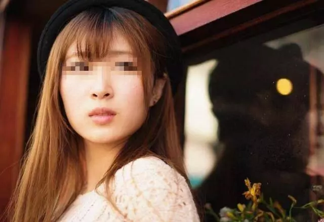 女兒回娘家借錢,母親卻分文不借!忘拿圍巾返回,走到家門口才知母親有多愛她!