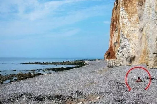 女子海邊拍照,同伴突然高喊快跑,回頭一看渾身涼半截