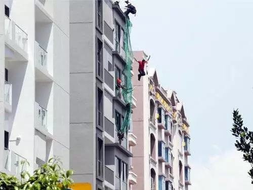 妻同多個男人上床給帶綠帽,丈夫與妻起爭執鬧成墜樓命案 !
