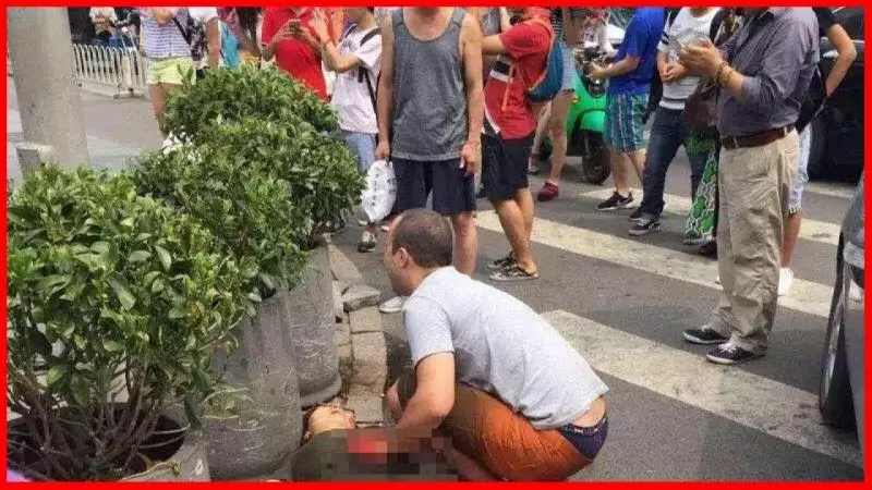 女子街上摔倒至昏迷,大叔上前人工呼吸,剛接近大叔嚇得連連後退...!