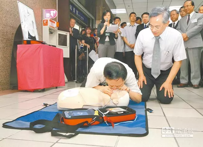 女子街上摔倒至昏迷,大叔上前人工呼吸,剛接近大叔嚇得連連後退...!