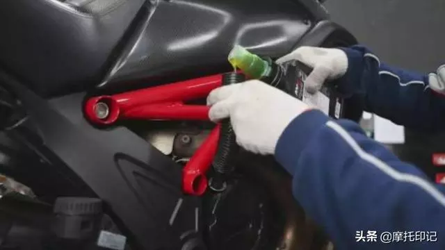 摩托車「塵封」一冬後,騎行之前,這些事項要提前準備!