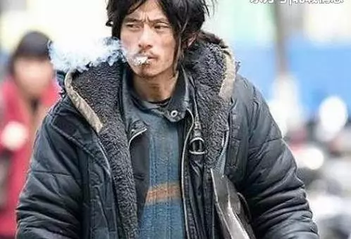 老公又窮又醜,結婚不到一個月我要離婚,第二天大街上遇到傻住