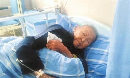 岳母住院,非讓女婿陪床,醫生趁查房塞一紙條,女婿一瞧,臉綠了