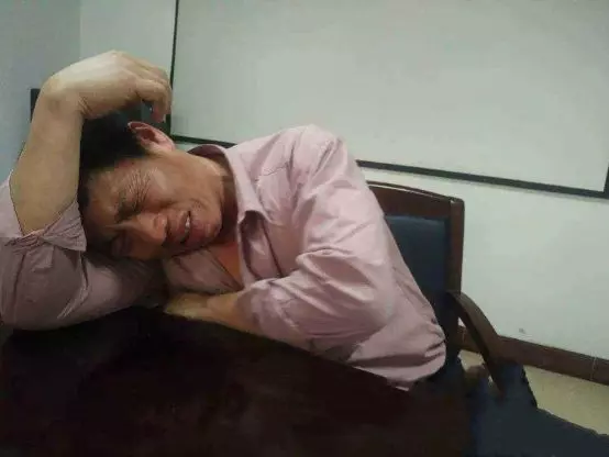 岳母住院,非讓女婿陪床,醫生趁查房塞一紙條,女婿一瞧,臉綠了