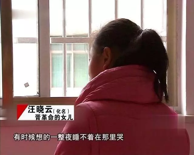 丈夫外出打工9年不回家,妻子找上門,發現屋裡面有結婚照!