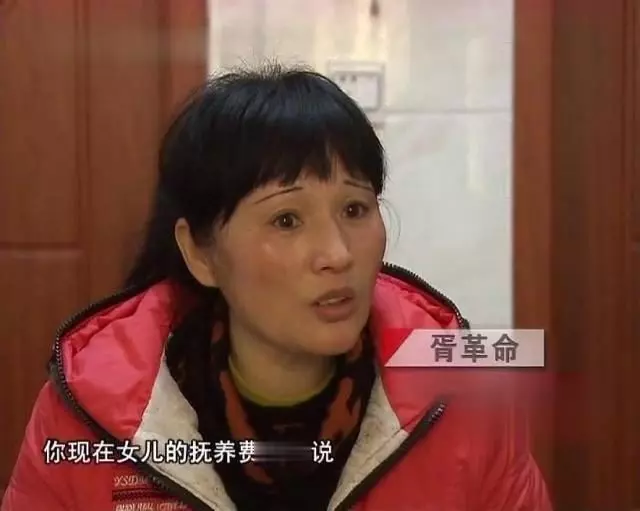 丈夫外出打工9年不回家,妻子找上門,發現屋裡面有結婚照!