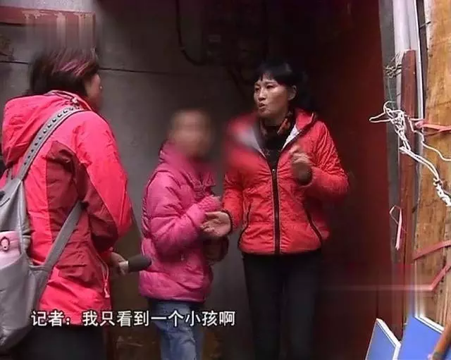 丈夫外出打工9年不回家,妻子找上門,發現屋裡面有結婚照!