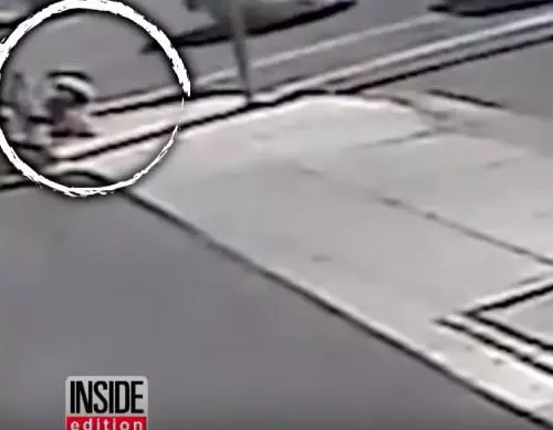 8歲小男生看著2歲弟弟快要被綁架犯帶走了,下一秒他超猛的行動,讓綁架犯也受到驚嚇!