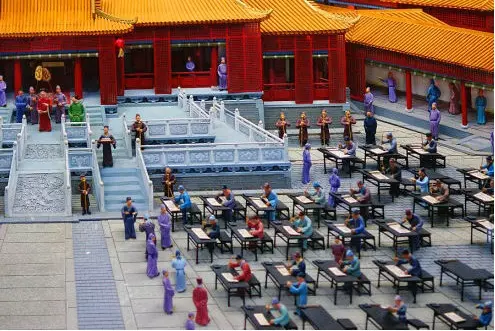 弟弟進京趕考,哥哥沿路乞討!乞討的錢都拿給弟弟當生活費!沒想到弟弟名列榜首之後,居然這樣對哥哥,老百姓和皇上都震怒了
