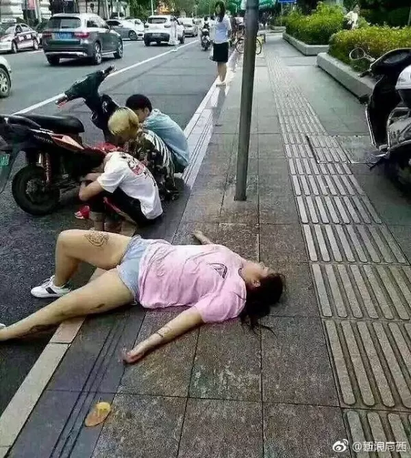 女子酒醉躺路上整夜,3名男子一旁「默默守候」到早上!救護車來的時候,卻被女子嚇一跳!