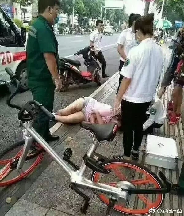 女子酒醉躺路上整夜,3名男子一旁「默默守候」到早上!救護車來的時候,卻被女子嚇一跳!