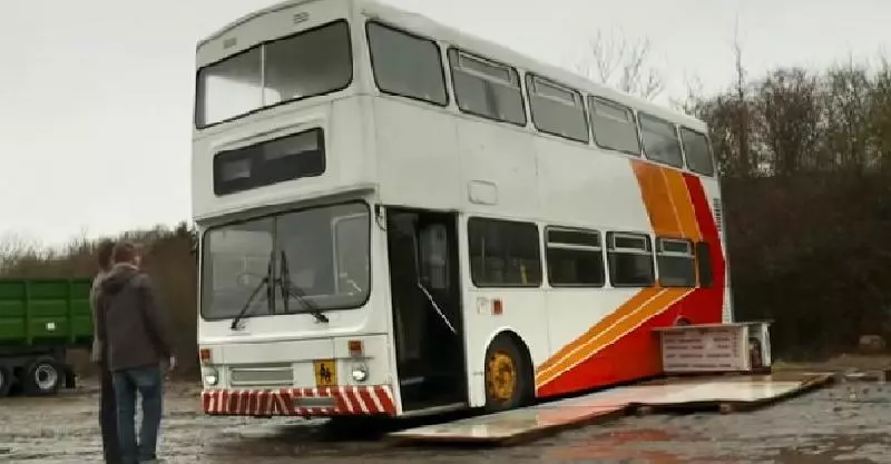 他花20萬買下「30年漏水報廢老公車」...結果當他改造完後「現在想花錢買也買不到」!