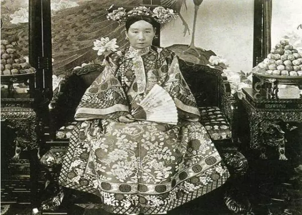 奶奶是慈禧,伯父是光緒,哥哥是溥儀!2015年去世享年97歲!死後竟只剩漏水破房 卻受人景仰!