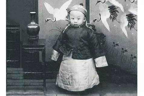 奶奶是慈禧,伯父是光緒,哥哥是溥儀!2015年去世享年97歲!死後竟只剩漏水破房 卻受人景仰!