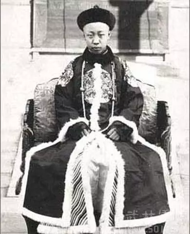 奶奶是慈禧,伯父是光緒,哥哥是溥儀!2015年去世享年97歲!死後竟只剩漏水破房 卻受人景仰!