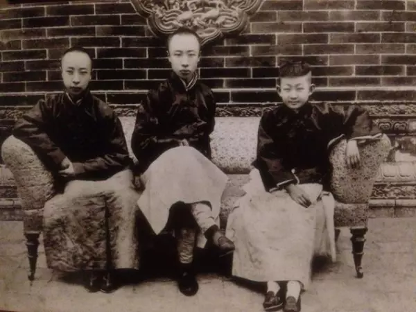 奶奶是慈禧,伯父是光緒,哥哥是溥儀!2015年去世享年97歲!死後竟只剩漏水破房 卻受人景仰!