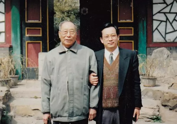 奶奶是慈禧,伯父是光緒,哥哥是溥儀!2015年去世享年97歲!死後竟只剩漏水破房 卻受人景仰!