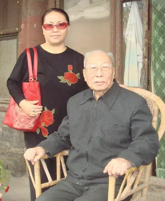 奶奶是慈禧,伯父是光緒,哥哥是溥儀!2015年去世享年97歲!死後竟只剩漏水破房 卻受人景仰!