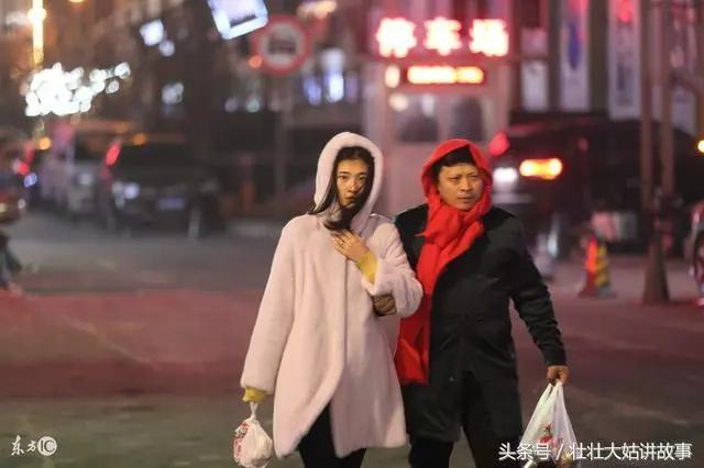 我出軌和老公離婚後,他每個月還往我卡裡打錢,兩年後我一查餘額傻了