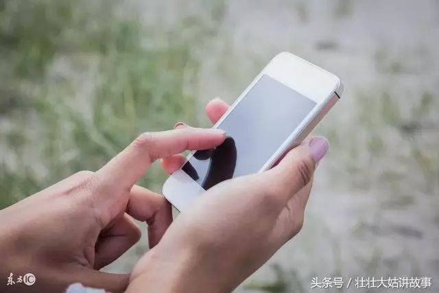 我出軌和老公離婚後,他每個月還往我卡裡打錢,兩年後我一查餘額傻了
