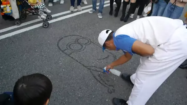 遊樂園清潔工在地上噴水打掃,卻噴出超像的「三隻小小兵」!最大驚喜在後頭,超感動:一生難忘的回憶!!