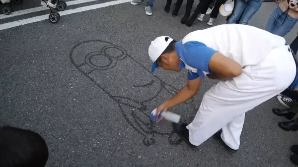 遊樂園清潔工在地上噴水打掃,卻噴出超像的「三隻小小兵」!最大驚喜在後頭,超感動:一生難忘的回憶!!