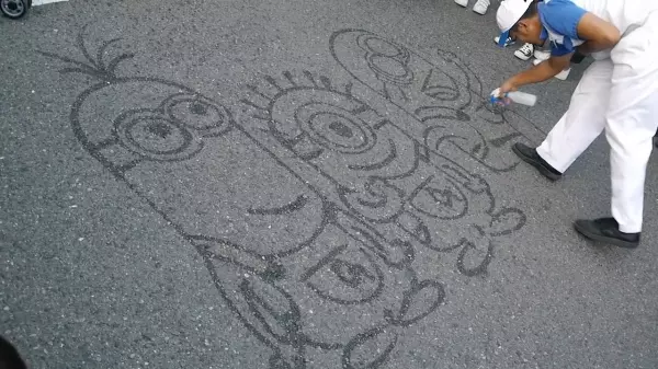 遊樂園清潔工在地上噴水打掃,卻噴出超像的「三隻小小兵」!最大驚喜在後頭,超感動:一生難忘的回憶!!