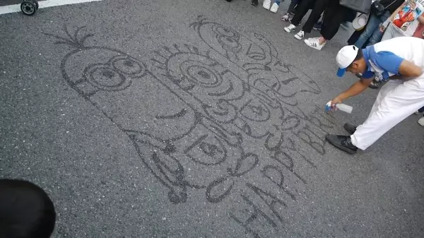 遊樂園清潔工在地上噴水打掃,卻噴出超像的「三隻小小兵」!最大驚喜在後頭,超感動:一生難忘的回憶!!