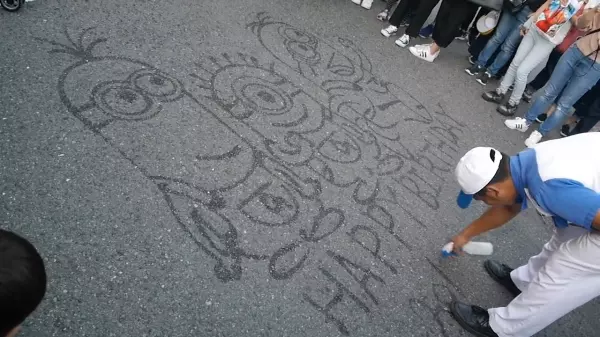 遊樂園清潔工在地上噴水打掃,卻噴出超像的「三隻小小兵」!最大驚喜在後頭,超感動:一生難忘的回憶!!