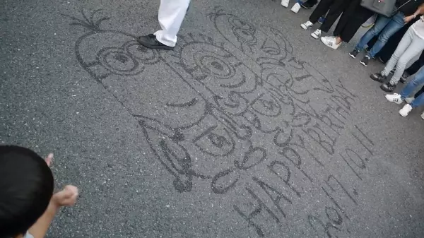 遊樂園清潔工在地上噴水打掃,卻噴出超像的「三隻小小兵」!最大驚喜在後頭,超感動:一生難忘的回憶!!