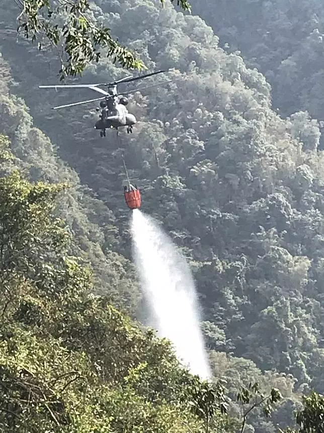 直升機舀水115趟 日月潭後山連日大火撲滅