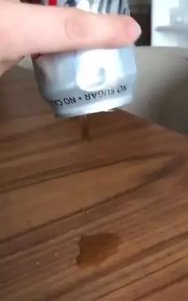 她買可樂「倒出來只有2滴」氣炸PO影片 專業網友一看超扼腕:你剛倒掉了61萬