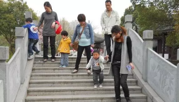 四歲娃被拐走三年,在天橋認出親媽,親媽的給了錢說:你認錯人了……