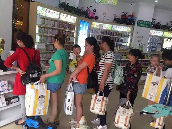 四歲娃被拐走三年,在天橋認出親媽,親媽的給了錢說:你認錯人了……
