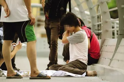 四歲娃被拐走三年,在天橋認出親媽,親媽的給了錢說:你認錯人了……