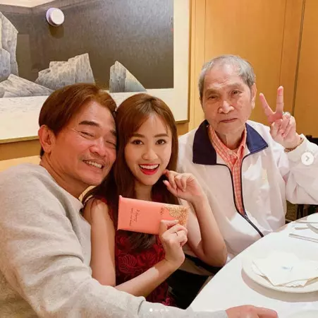 連吳宗憲都害怕!Sandy年夜飯曬「女強人阿嬤」全家不敢惹她 準備「超厚紅包送她」自嘲不孝孫