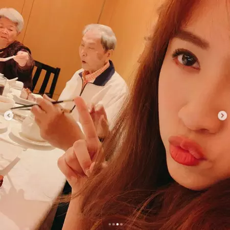 連吳宗憲都害怕!Sandy年夜飯曬「女強人阿嬤」全家不敢惹她 準備「超厚紅包送她」自嘲不孝孫